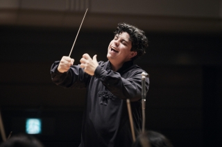 アンドレア・バッティストーニ　指揮　指揮者